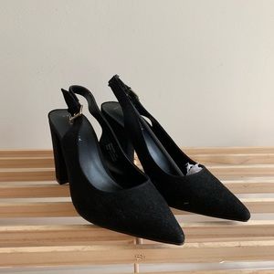 POINTY BLACK HEELS